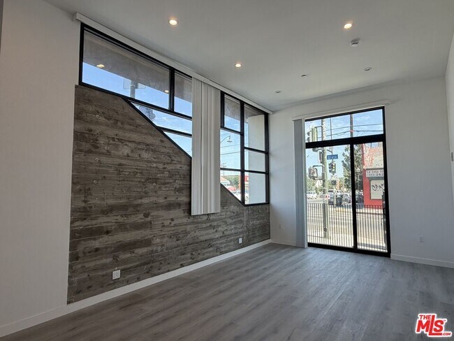 1870 1st St Unidad 101