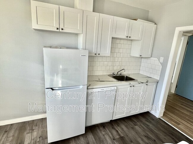 Building Photo - 11235 117 St NW Unit 2