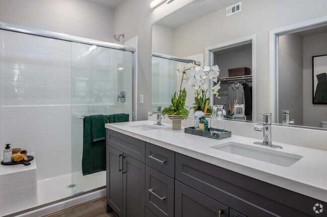 3BR, 3BA - 1453SF - First Bathroom