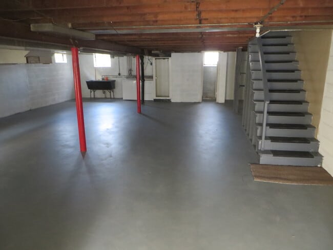 Entrada inferior al sótano/lavandería/apartamento - 411 Roosevelt Ave