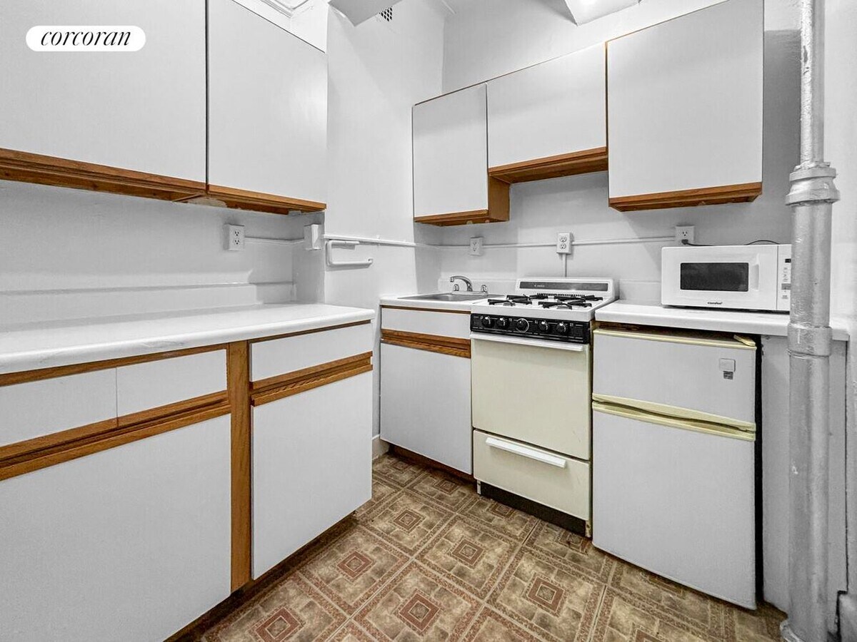 Photo - 155 E 52nd St