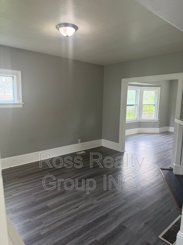 Photo - 606 Earl St