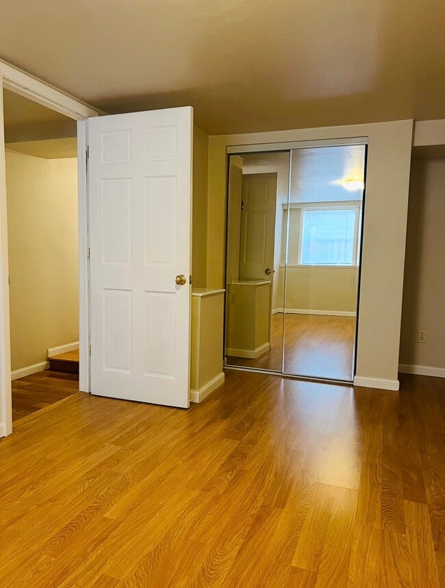 Photo - 2071 Clinton Ave Unidad Large Light filled Lower