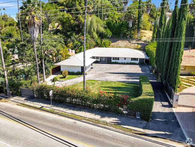 Building Photo - 4450 Hayvenhurst Ave Rental