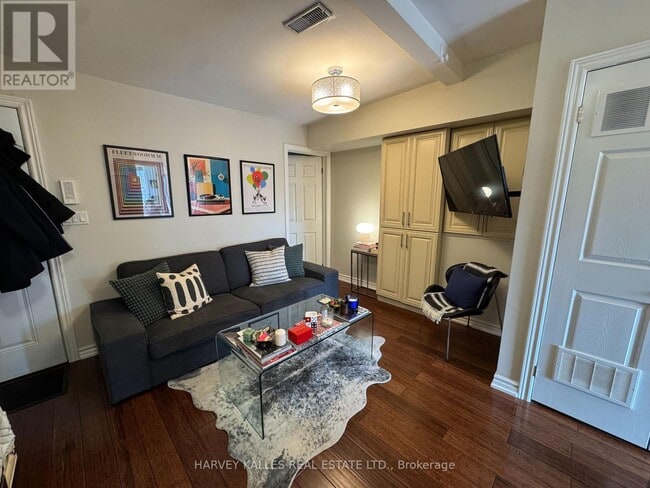 Photo - 904 Bloor St W