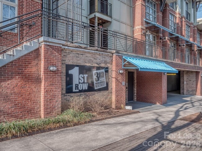 Building Photo - 1101 W 1st St Unit 211