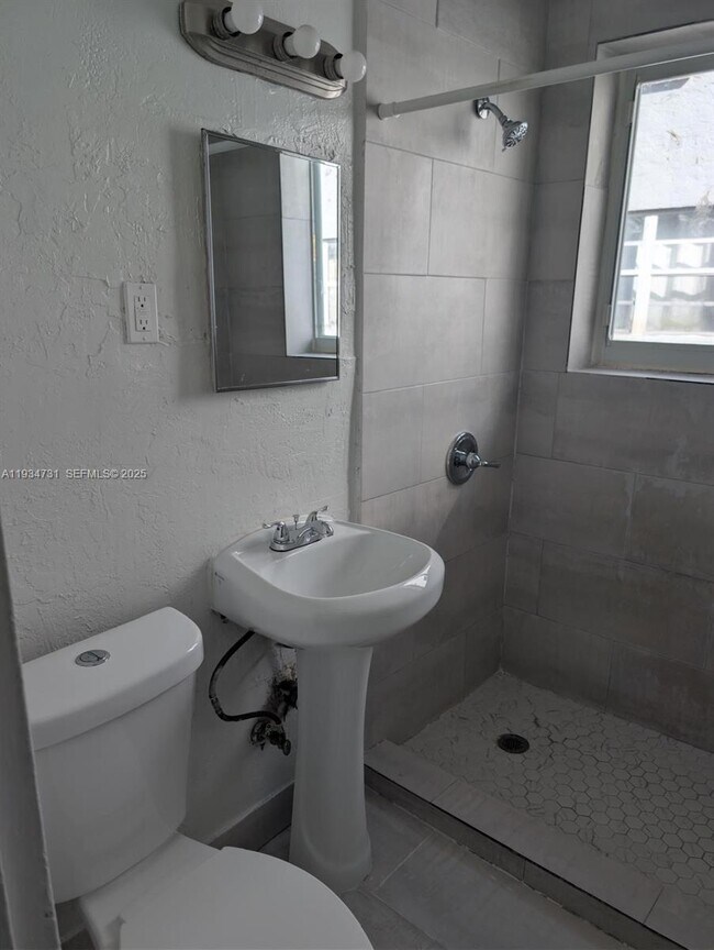 Photo - 888 SW 6th St Unit 607