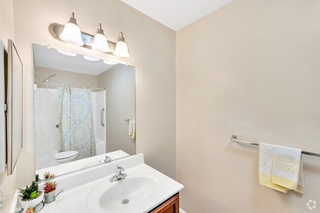 Birch Type 1 - 2BR, 1BA - 940SF - Bathroom