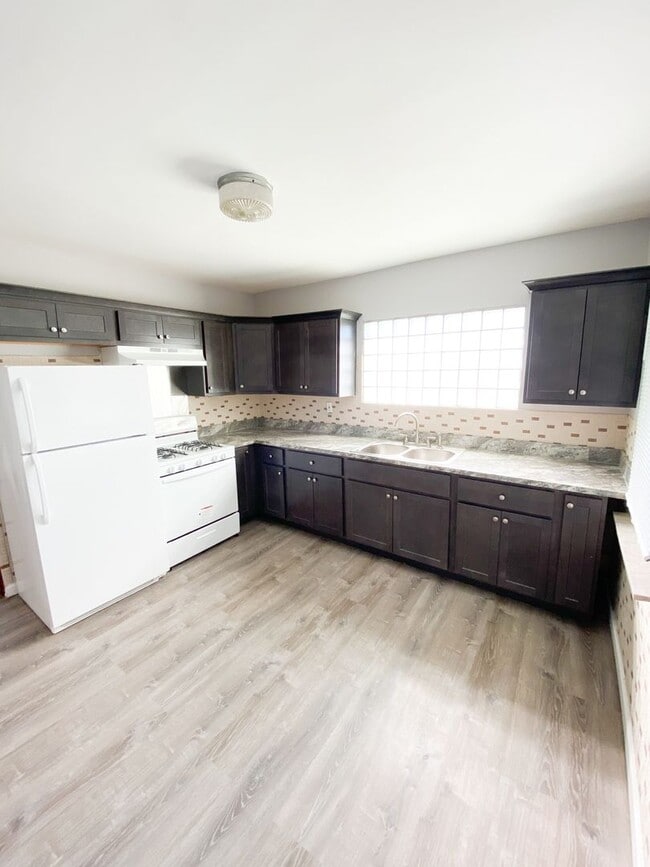 Building Photo - Spacious 2 Bed/1 Bath! Updated Kitchen! Hardwood Floors!