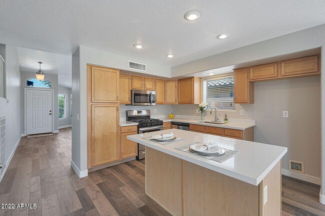 Photo - 15841 W Moreland St