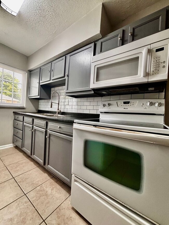 Photo - 523 Hadley Ave Unit 3