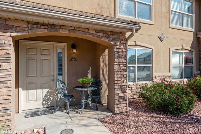 Building Photo - 3 Bedroom Townhome with Private Patio