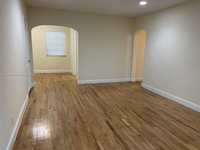 Photo - 815 W 40th St Apartment Unit 4