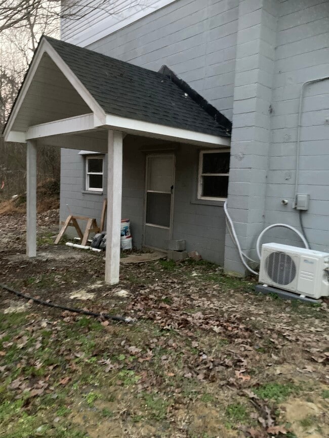 Building Photo - 220 Apartments Unit Bottom