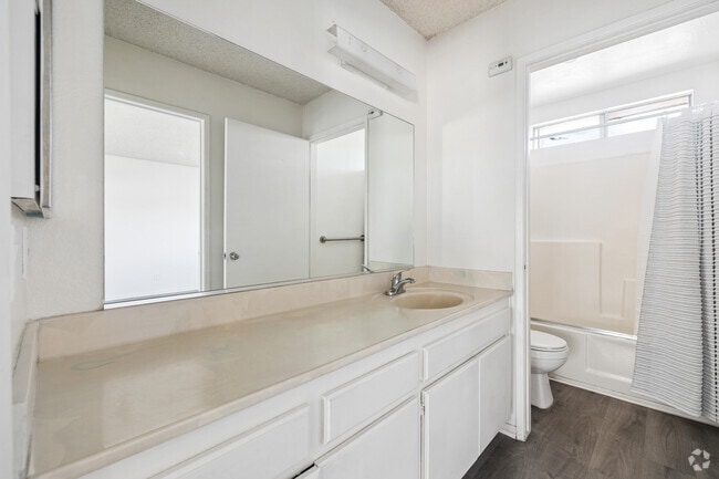 1BR, 1BA - 560SF - Bathroom
