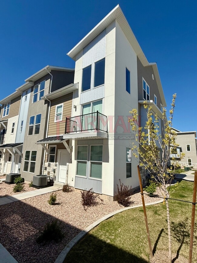 Building Photo - 1063 S