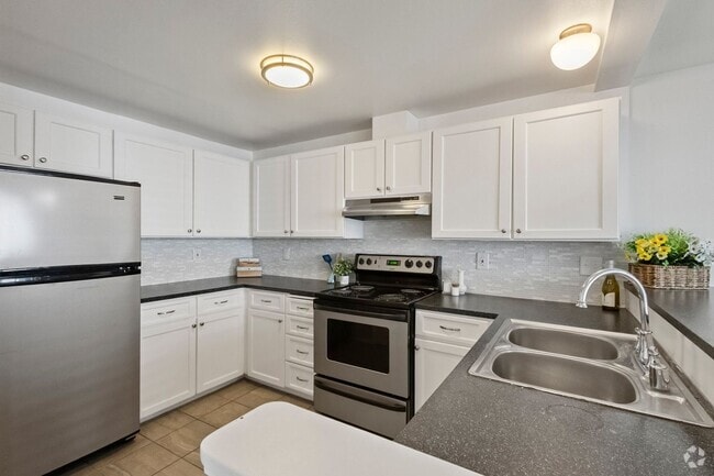 Building Photo - 3BR/2.5BA Townhouse in Courtyard Condos