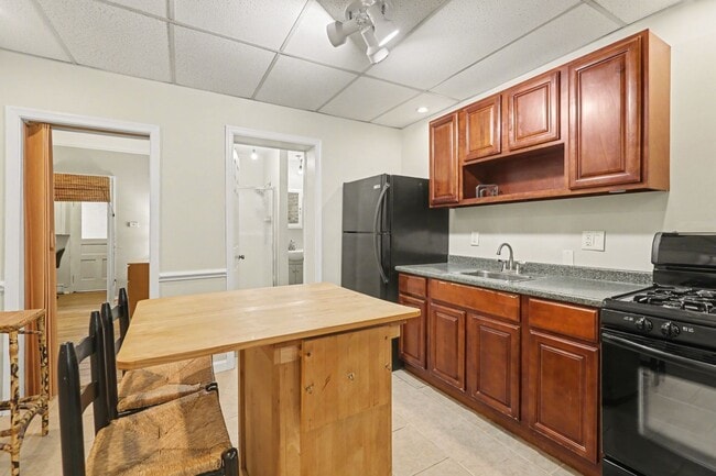 Building Photo - One bed, partially furnished, all utilities included Unit 165 E Pomfret Apt 1