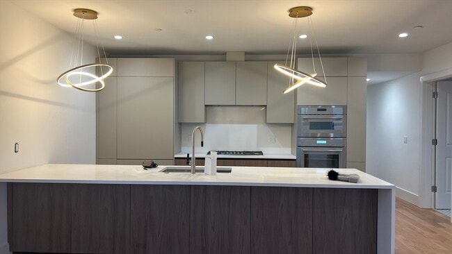 Building Photo - 726 E 8th St Unit 3