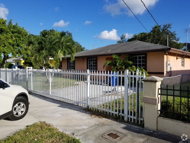 Building Photo - 1262 NW 71st St Rental