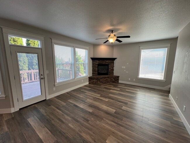 Photo - Large Three Bedroom Home in West Salem wit...