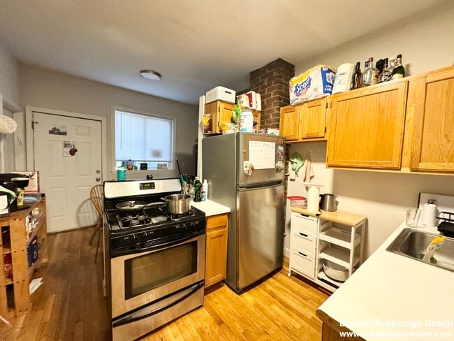 Building Photo - 733 Parker St Unit 2