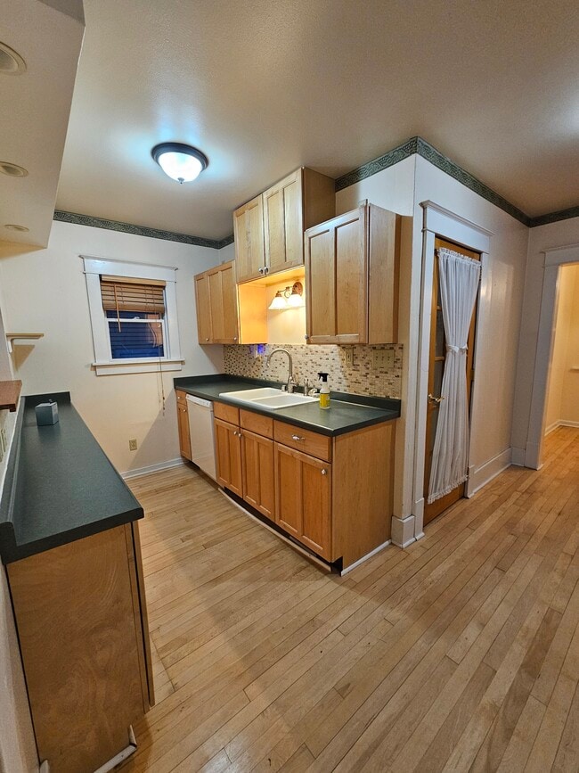 Kitchen - 816 Aurora Ave Unidad 816 lower