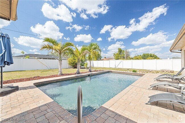Building Photo - 1628 Country Club Blvd Rental