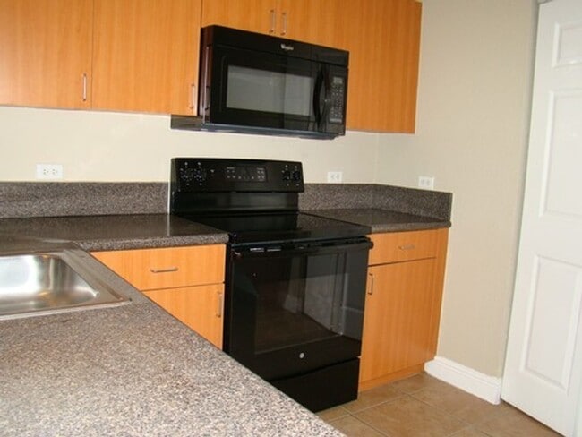 Photo - Limited Time: up to 2-Months FREE + Waived App Fee + Waived Utility Connection Fee Unidad 10126-B2 - New Yorker