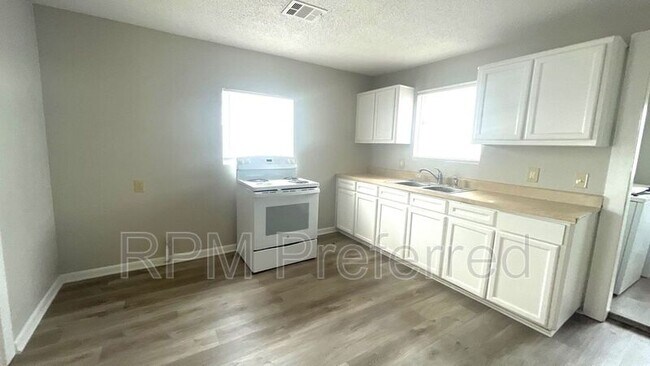 Photo - 918 3rd Ave S