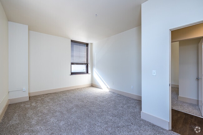 2BR, 1BA - 975 SF