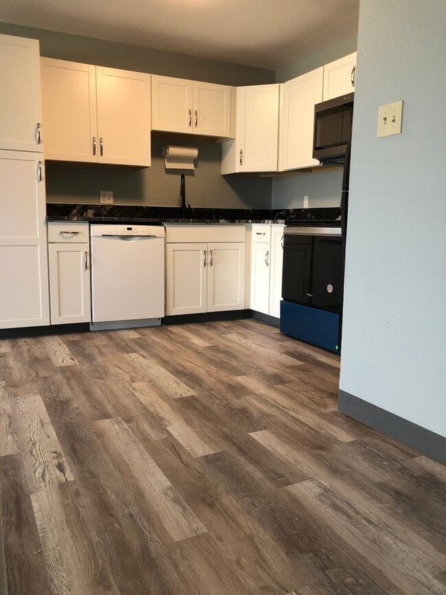 Building Photo - 1 Bedroom Condo at Stongate - UTILITIES INCLUDED!