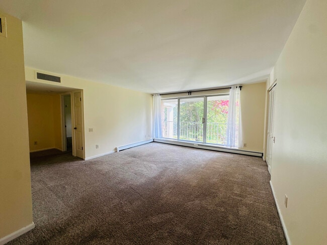 Photo - 937 Heritage Ct