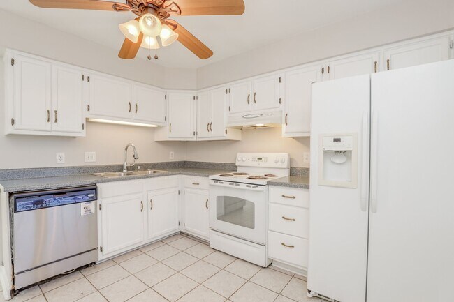 Photo - 3BR/1.5BA Thoroughgood End Unit Townhouse ...