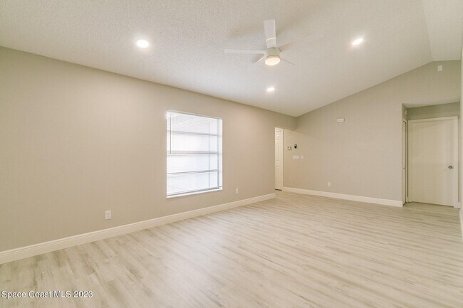 Photo - 1847 Parrsboro St NW