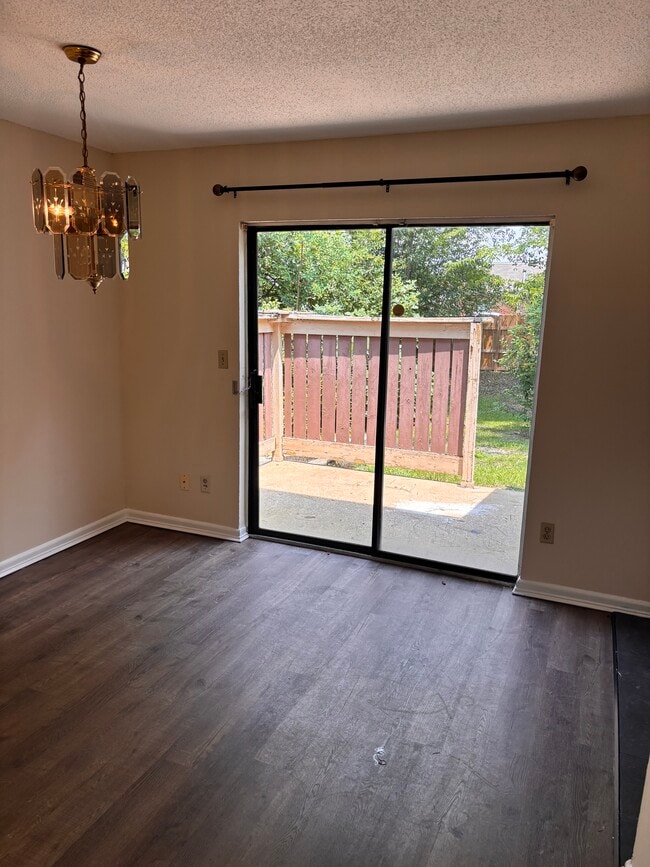 Photo - 1611 E Trinity Blvd