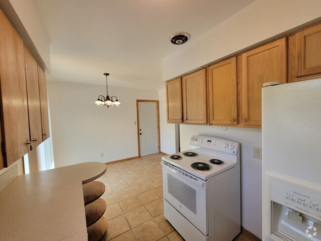 Building Photo - 402 Beverly Hills St Rental