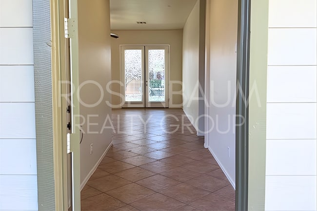 Building Photo - Gorgeous 3-bedrooms, 2-baths home in the h...