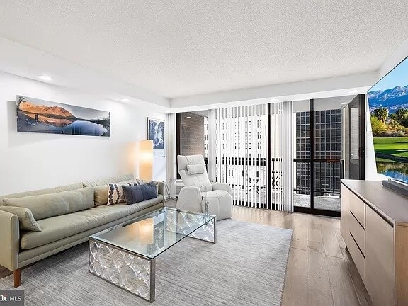 Photo - 233 S 6th St Unidad 806F