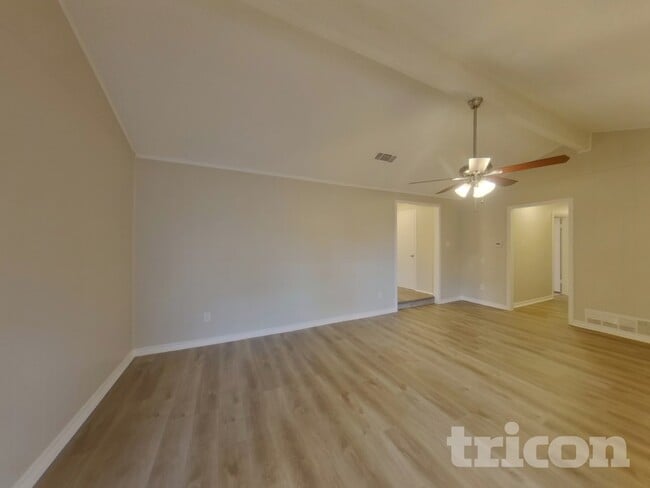 Photo - 1020 Almond Dr