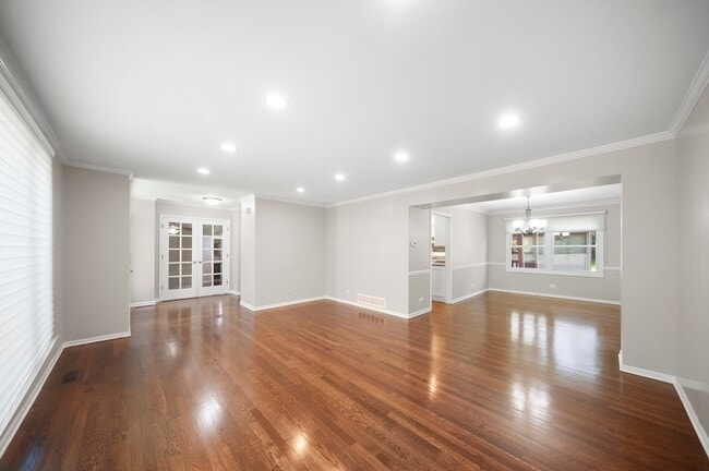 Photo - 310 Chesterfield Ln