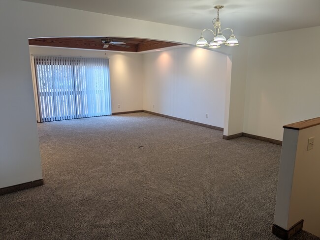 Livingroom/Dining Area