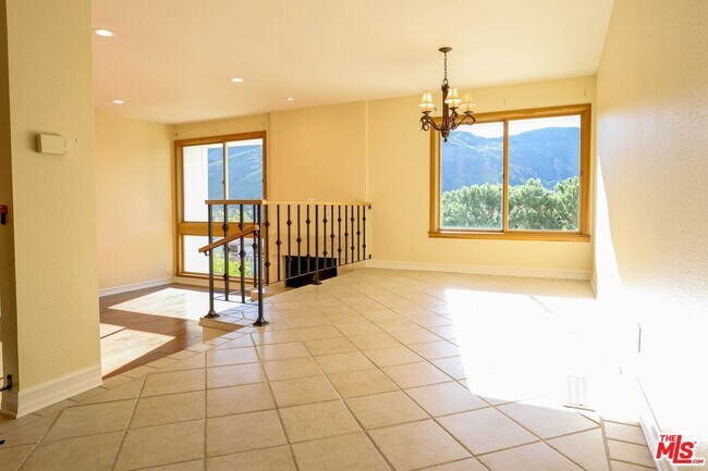 17097 Palisades Cir