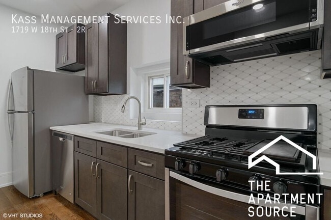 Building Photo - 1719 W 18th St Unit 2R