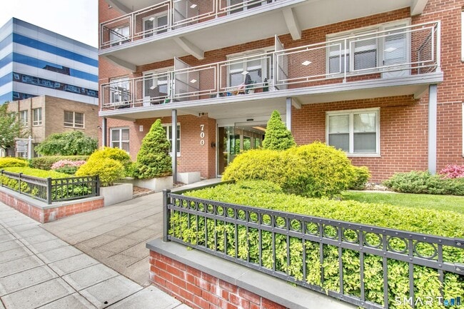 Building Photo - 700 Summer St Unit 7G