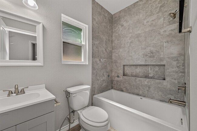 Photo - 352 Westchase St