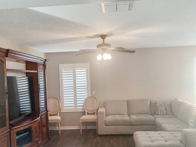 Photo - 1641 Strathmore Cir