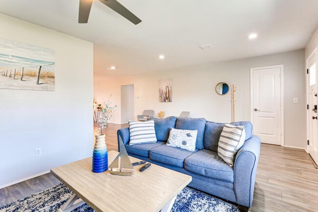 Building Photo - 3310 Siesta Dr Unit ID1385694P