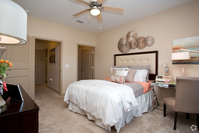 2BR, 2BA - 1,092 SF