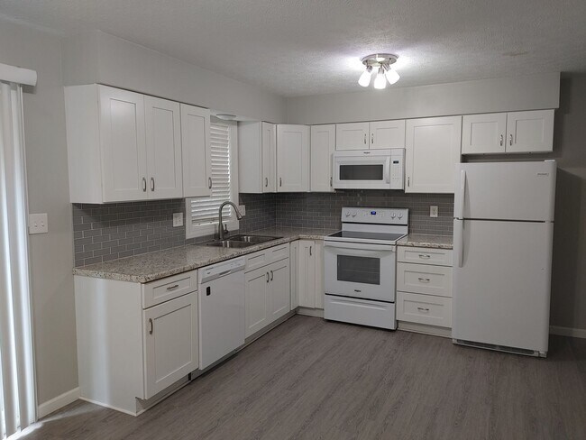 Photo - SPACIOUS TOWNHOME IN WILLOW TERRACE